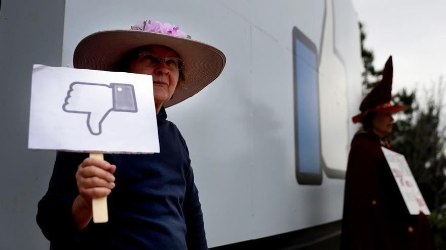 Una mujer protesta en la sede de Facebook en California.