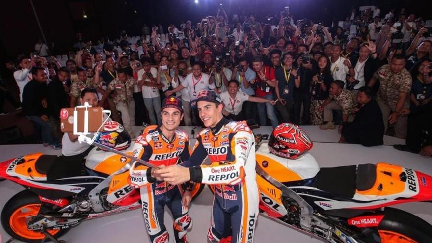 Márquez y Pedrosa hacen felices a miles de fans en Indonesia