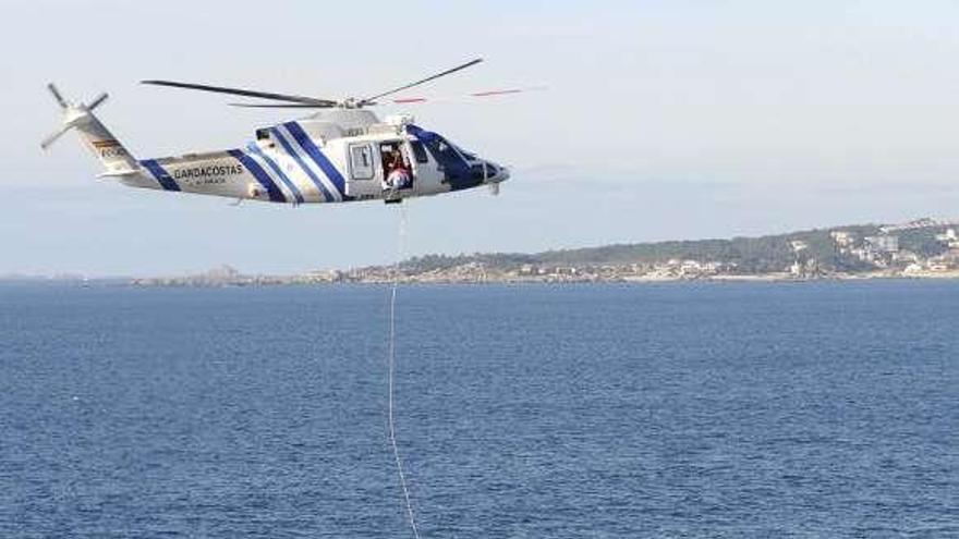 Un helicóptero trata de rescatar el cuerpo de la víctima. / noe parga