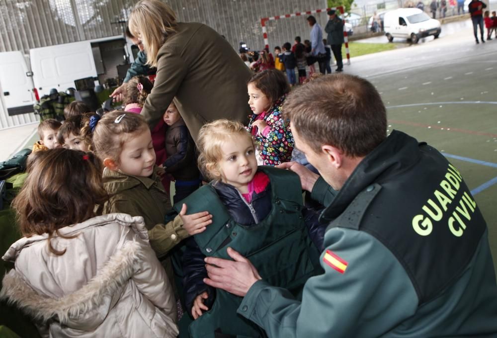 La Guardia Civil realiza una exhibición en el Jacinto Benavente