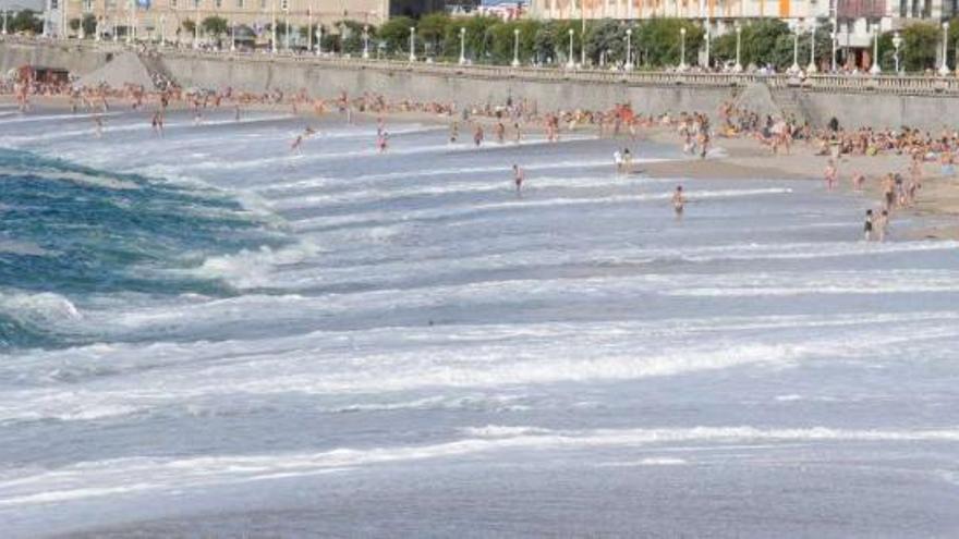 Mareas vivas en la playa del Orzán, en A Coruña. / víctor echave