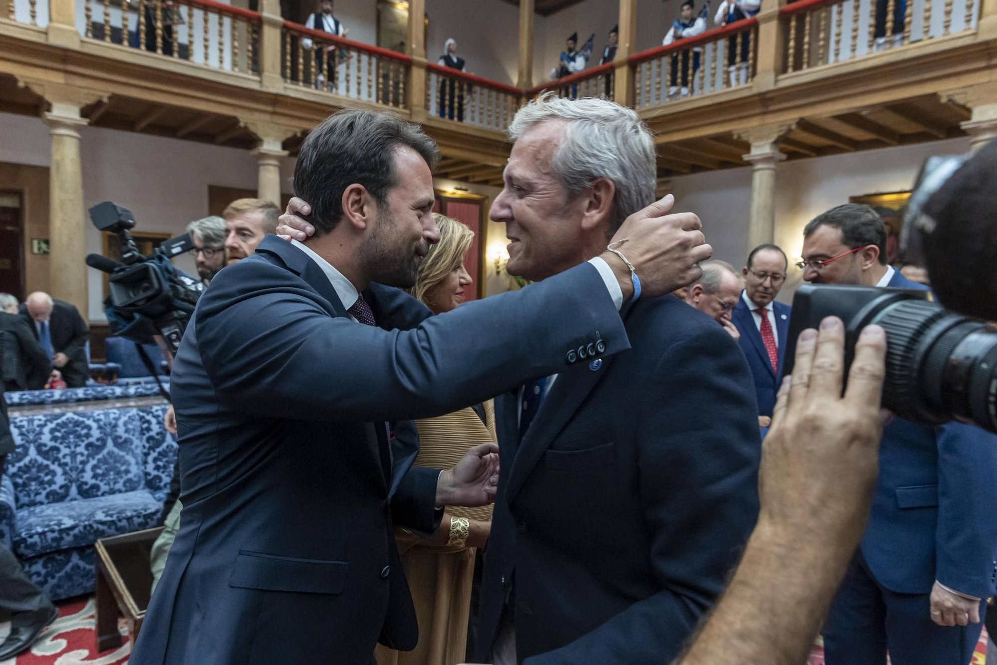 La Asociación Día de Galicia en Asturias entrega su medalla de oro a Adrián Barbón y Carmen Moriyón