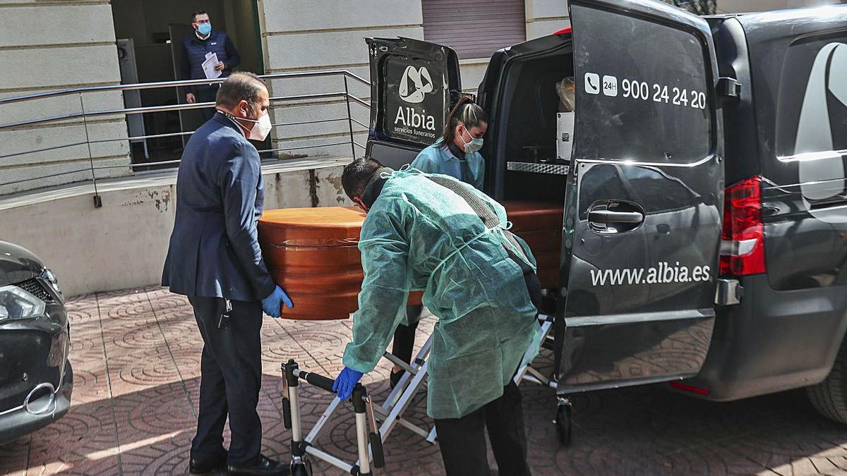 Traslado de un fallecido del mortuorio del Hospital General de València, en imagen de archivo. | F. CALABUIG