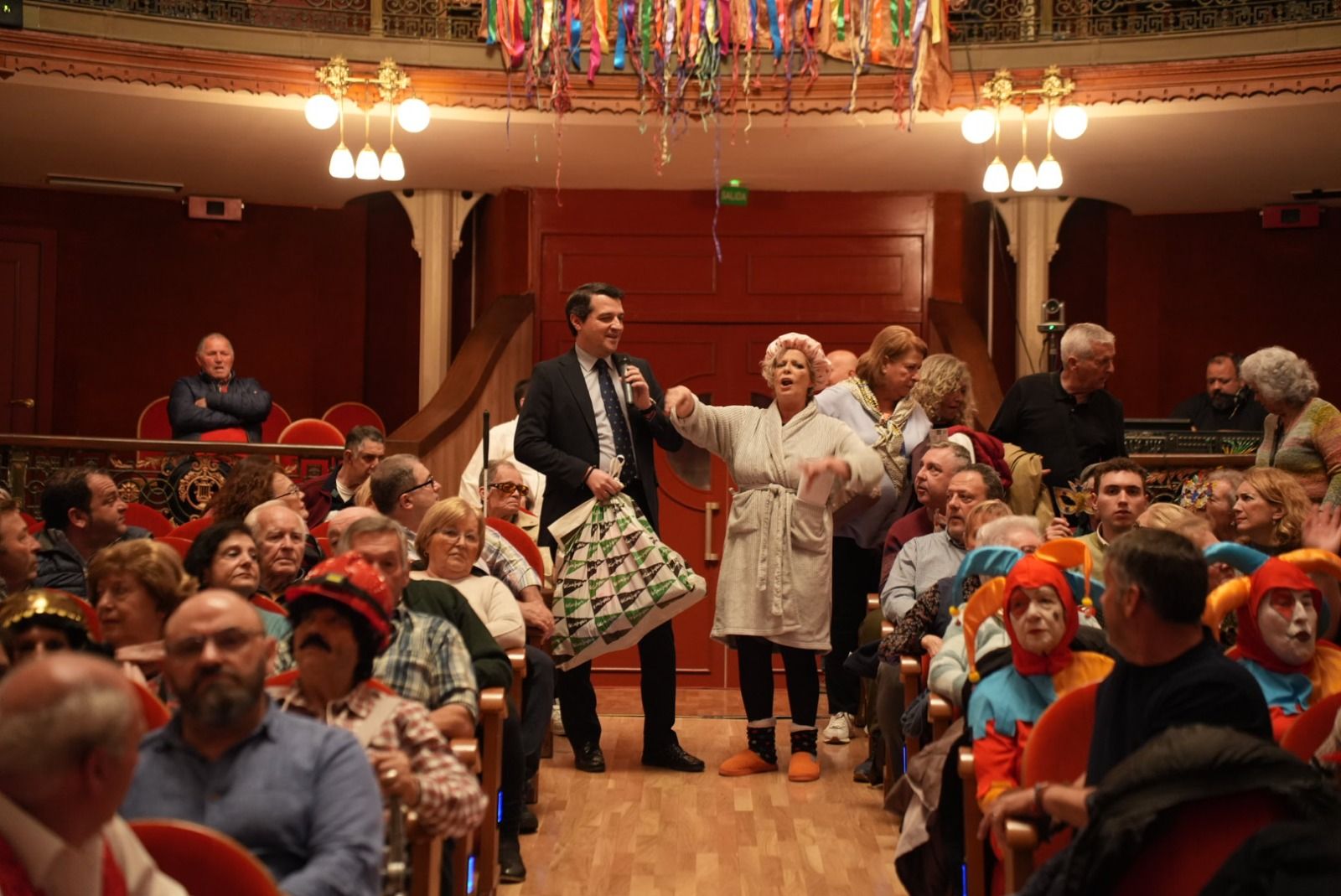 El Gran Teatro alberga la fiesta del Carnaval de Mayores