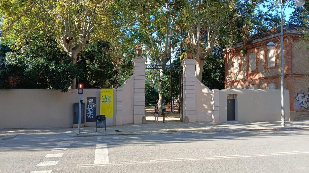 Entrada al parque de Can Solei i Ca l'Arnús de Badalona por la calle Sant Bru