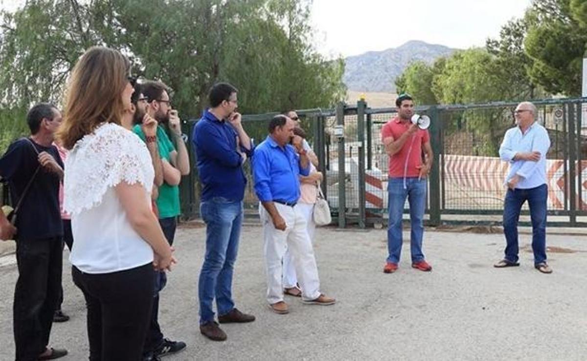 Imagen del colectivo frente a las instalaciones de Proambiente.