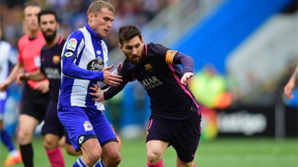 Messi supera a un rival en Riazor