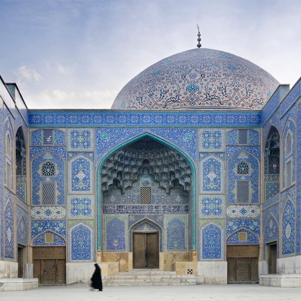 Una mujer de Isfahán, en Irán, se dispone a entrar en la mezquita del jeque Loft Allah. Este oratorio está considerado una de las mejores obras de la cultura iraní y qué construido cuando aún prevalecía la dinastía safávida.