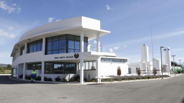El edificio sitiado en la entrada de las instalaciones de la desaladora de Santa Eulària. | VICENT MARÍ