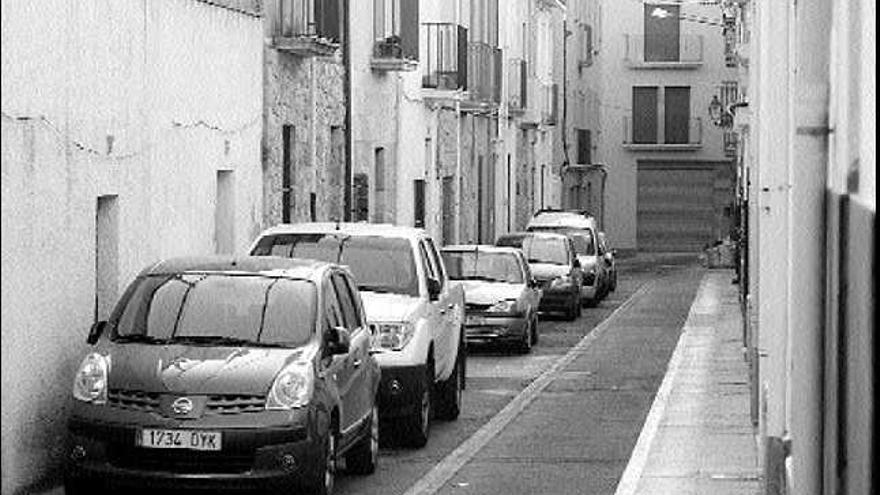 manca d´espai. Els cotxes aparcats als carrers Gorgoll i Campaneria dificulten la circulació de vehicles i persones.