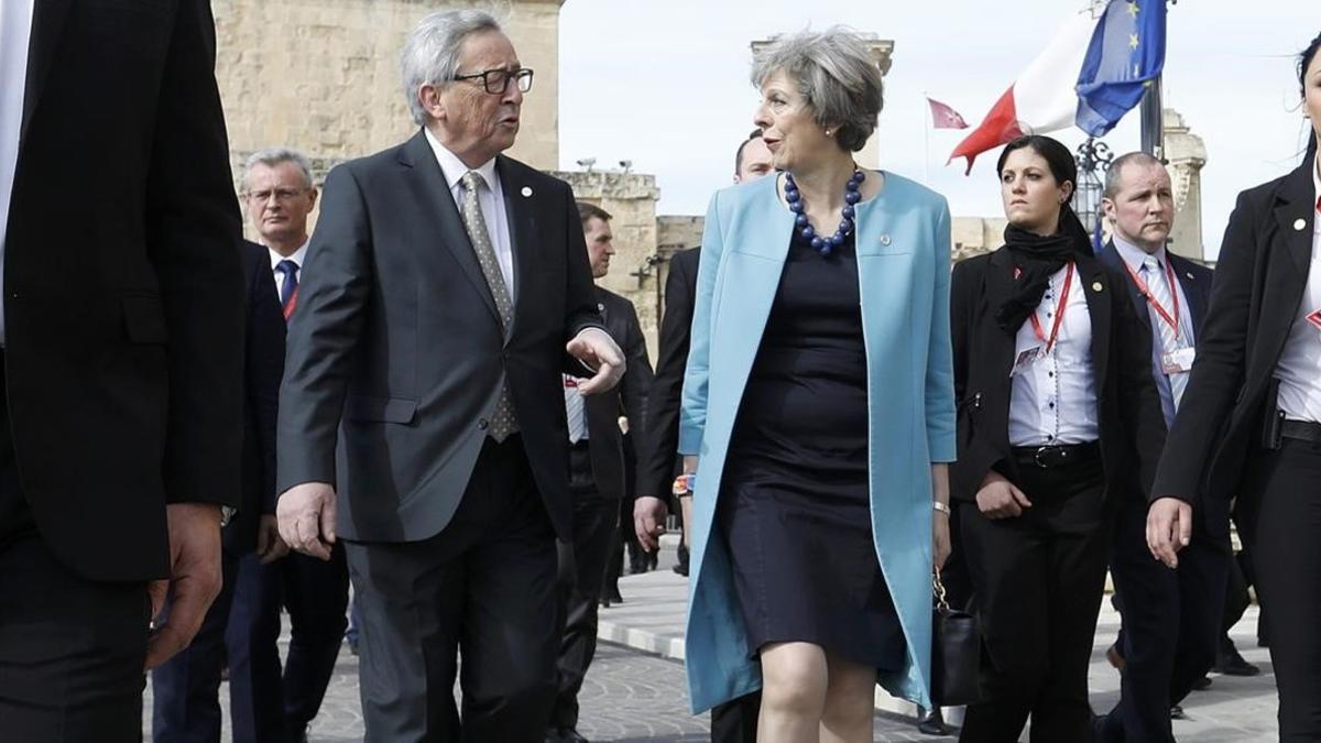 El presidente de la Comisión Europea, Jean-Claude Juncker, y la primera ministra británica, Theresa May, en La Valeta (Malta).