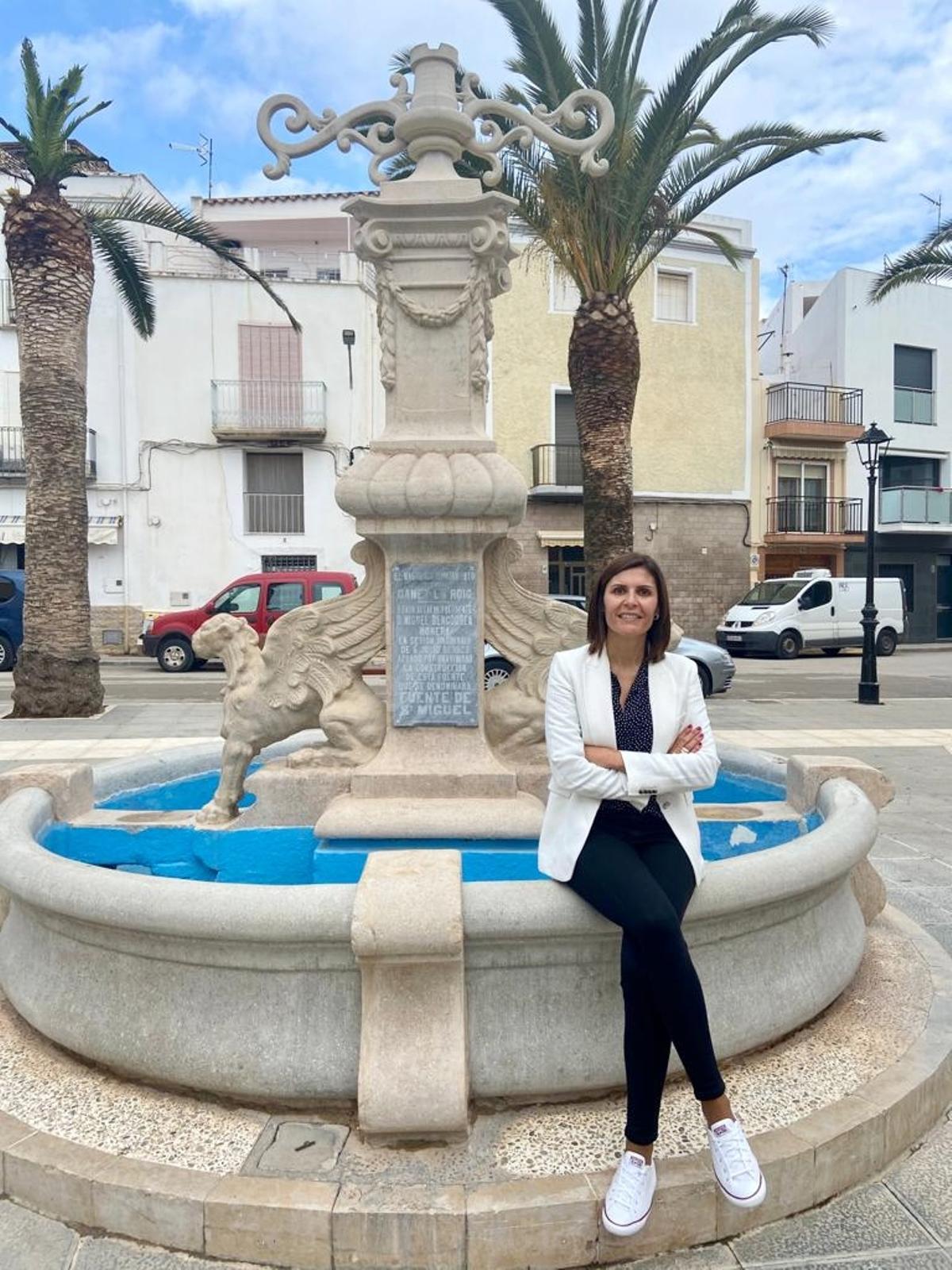 La alcaldesa del municipio, Mª Ángeles Pallarés, en la plaza Nueva.
