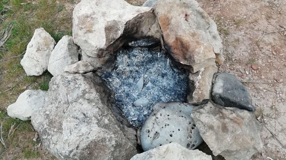 Los restos de la fogata que prendieron en un tramo litoral de gran valor forestal.