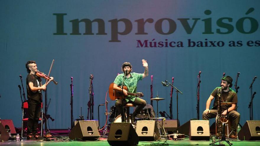 Artistas callejeros ofrecen una gala en el teatro Rosalía de Castro dentro del festival Festigual