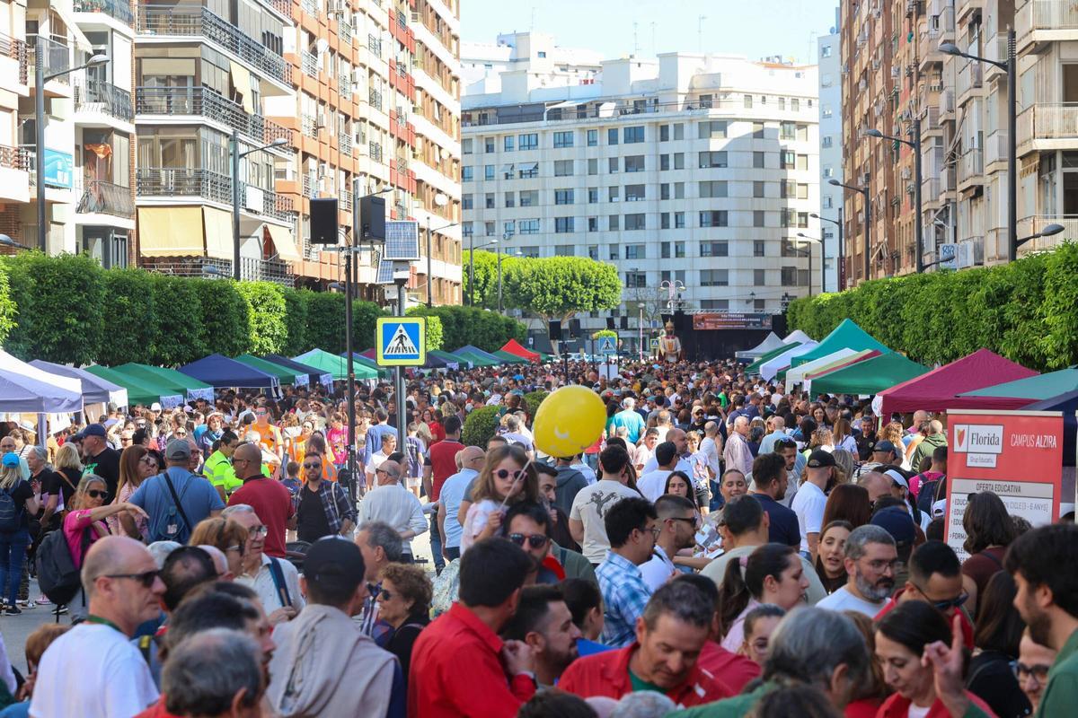 Más de 20.000 personas reivindican el futuro del valenciano en la 'Trobada' de la Ribera