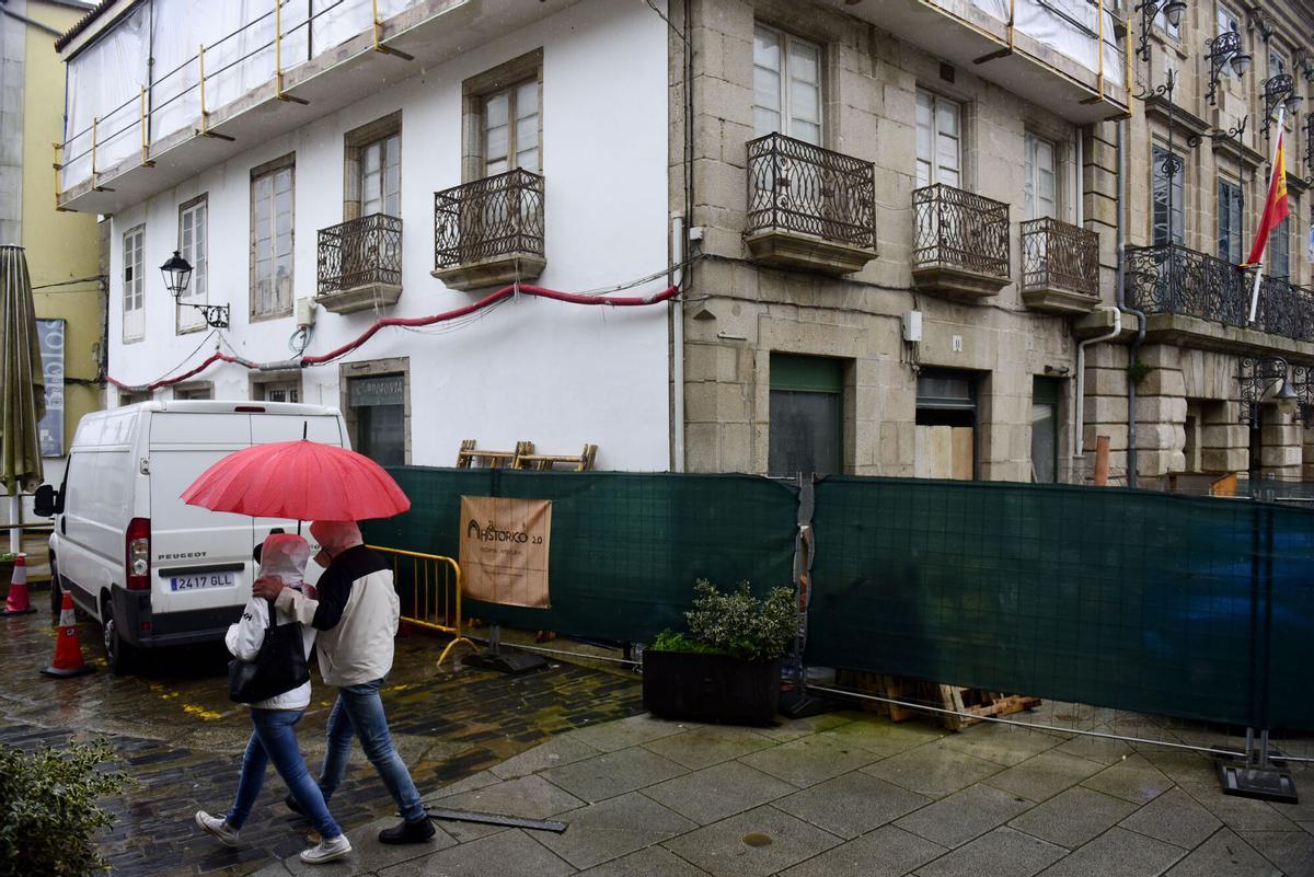 Edificio en reformas en la calle Santiago y plaza de la Constitución de Betanzos en cuyos bajos se instalará 'El Histórico'.