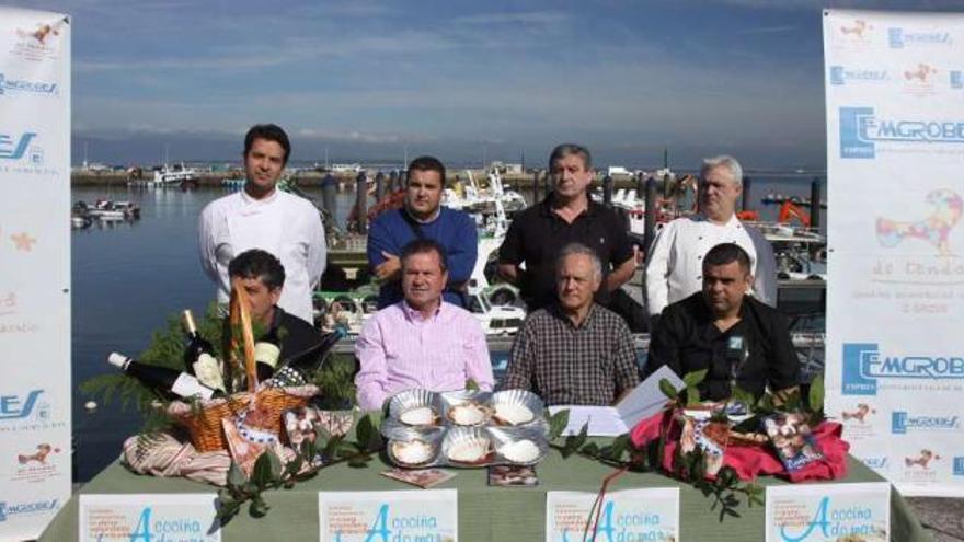 La presentación de la jornada &quot;La cocina del mar&quot; se celebró en el puerto grovense, ayer.  //  Muñiz