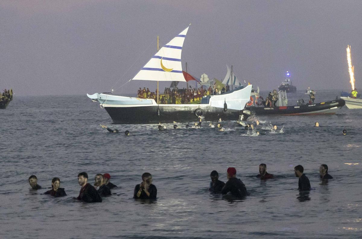 El Desembarco llena de épica la costa de La Vila
