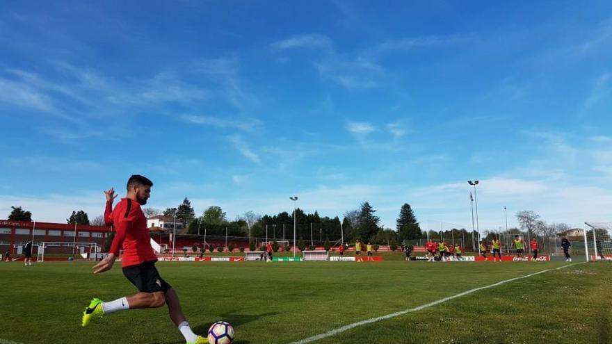 Carmona realiza un saque de esquina en el entrenamiento de esta mañana.