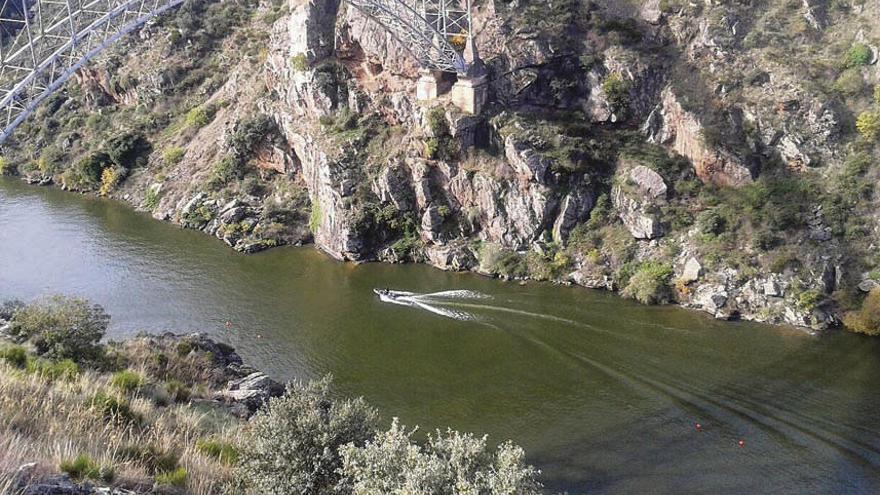 Una lancha en las inmediaciones del Puente Pino.