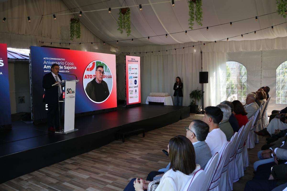 El presidente de la cooperativa, Juan Puerto, interviene durante el acto.