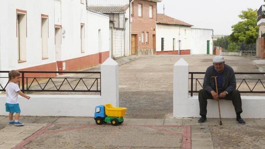 Un hombre y un niño en un pueblo