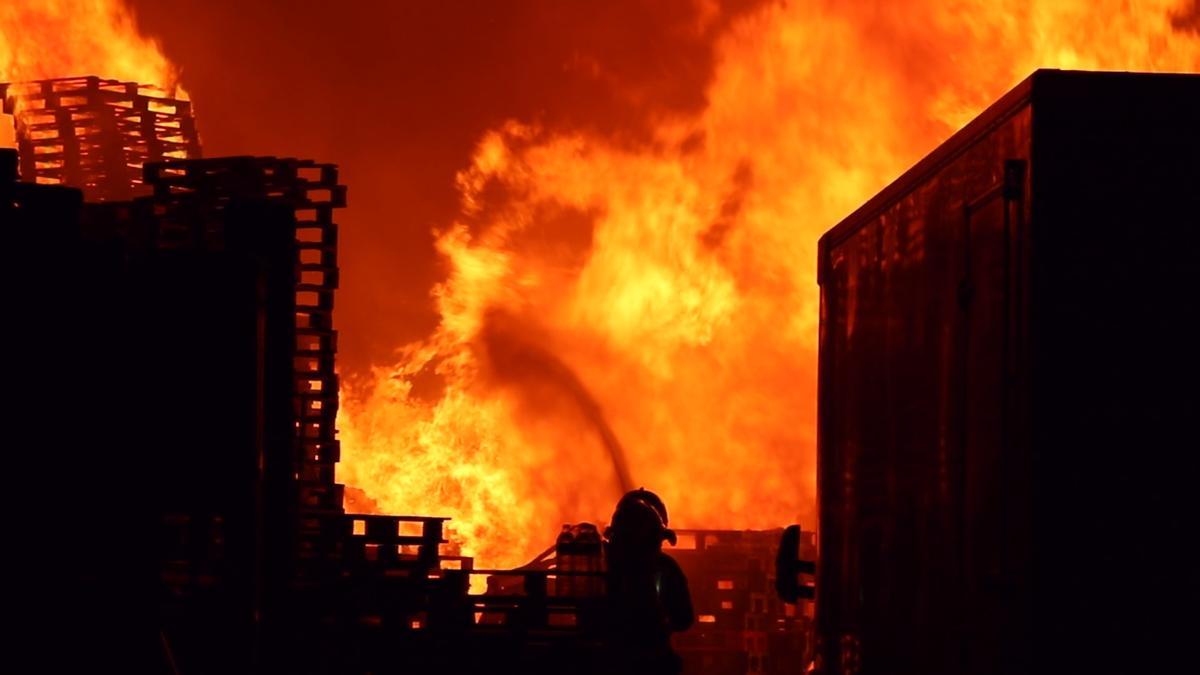 Arde una empresa de palets de madera en la Cañada del Fenollar