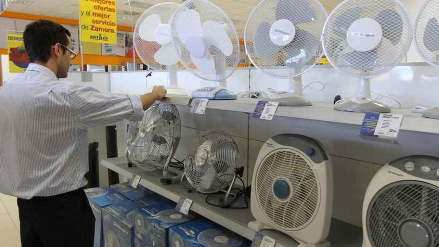 Un hombre examina algunos aparatos de ventilación.