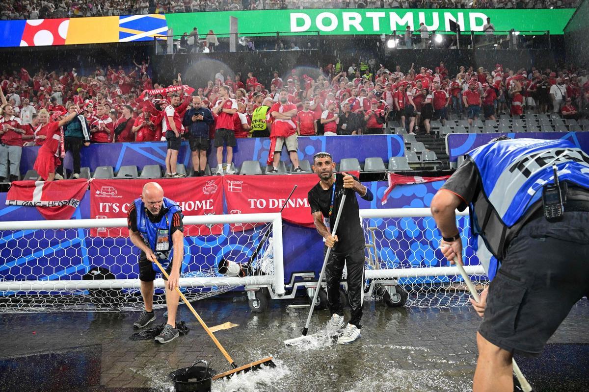 Una fuerte lluvia cae sobre el estadio BVB en Dortmund durante el partido de octavos de final de la Eurocopa 2024 entre Alemania y Dinamarca. El partido ha sido suspendido durante un rato