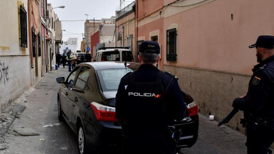 Agentes de la Policía Nacional en el barrio de Pescadería.