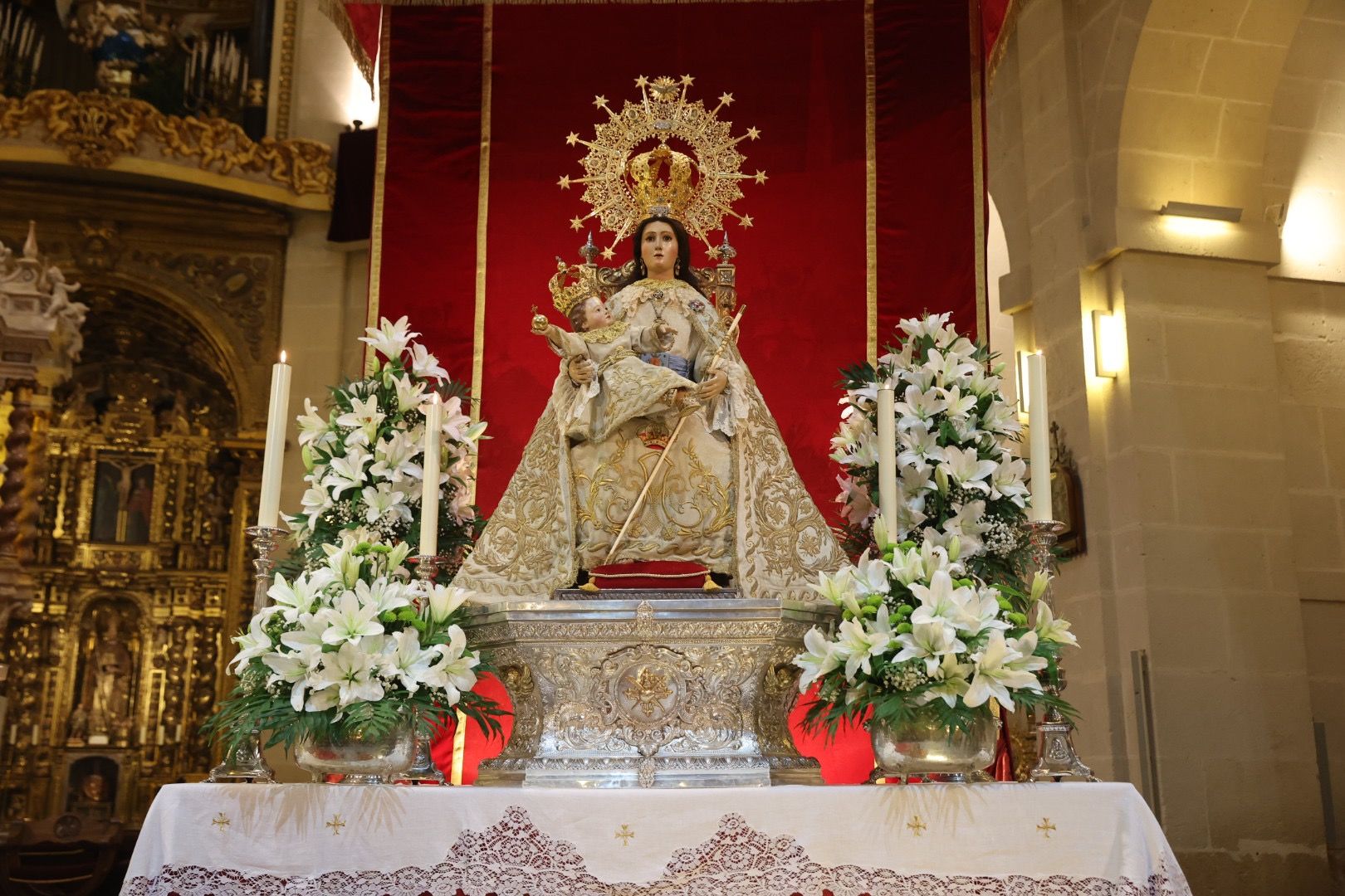 Carmen, Nerea y las dos cortes rematan la Ofrenda de Alicante