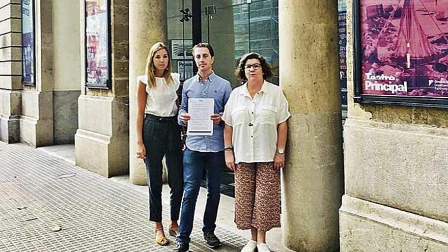 Los populares LlorenÃ§ GalmÃ©s, AntÃ²nia Roca y Catalina Cirer, ayer a las puertas del Teatre Principal.