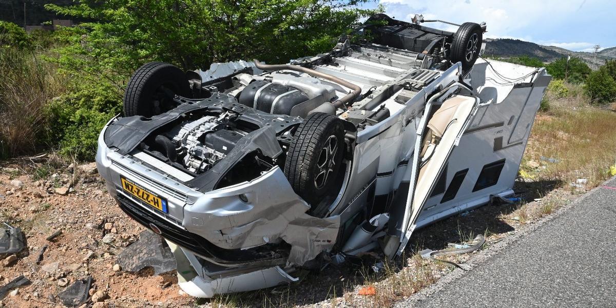 Así ha quedado la autocaravana en la N 340 a la altura de Castelló.
