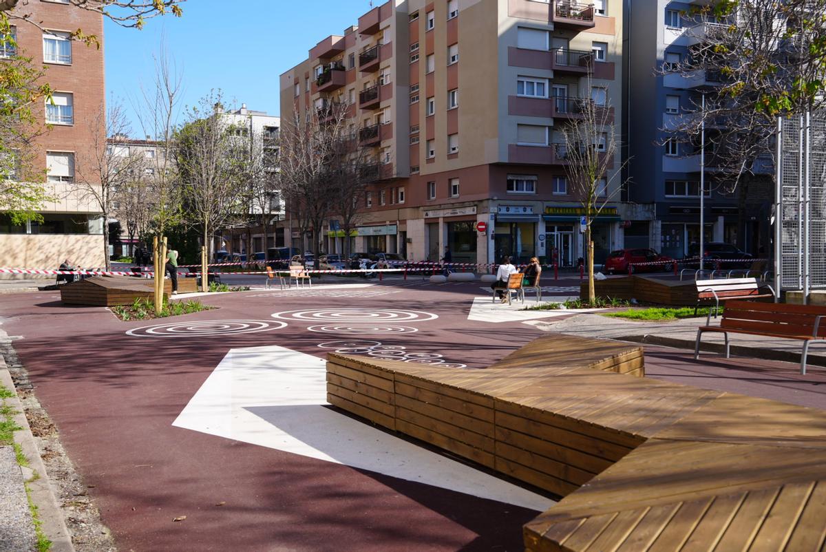 Detall del nou espai reurbanitzat amb zones d’estada i joc al barri de Pla de Palau-Sant Pau.