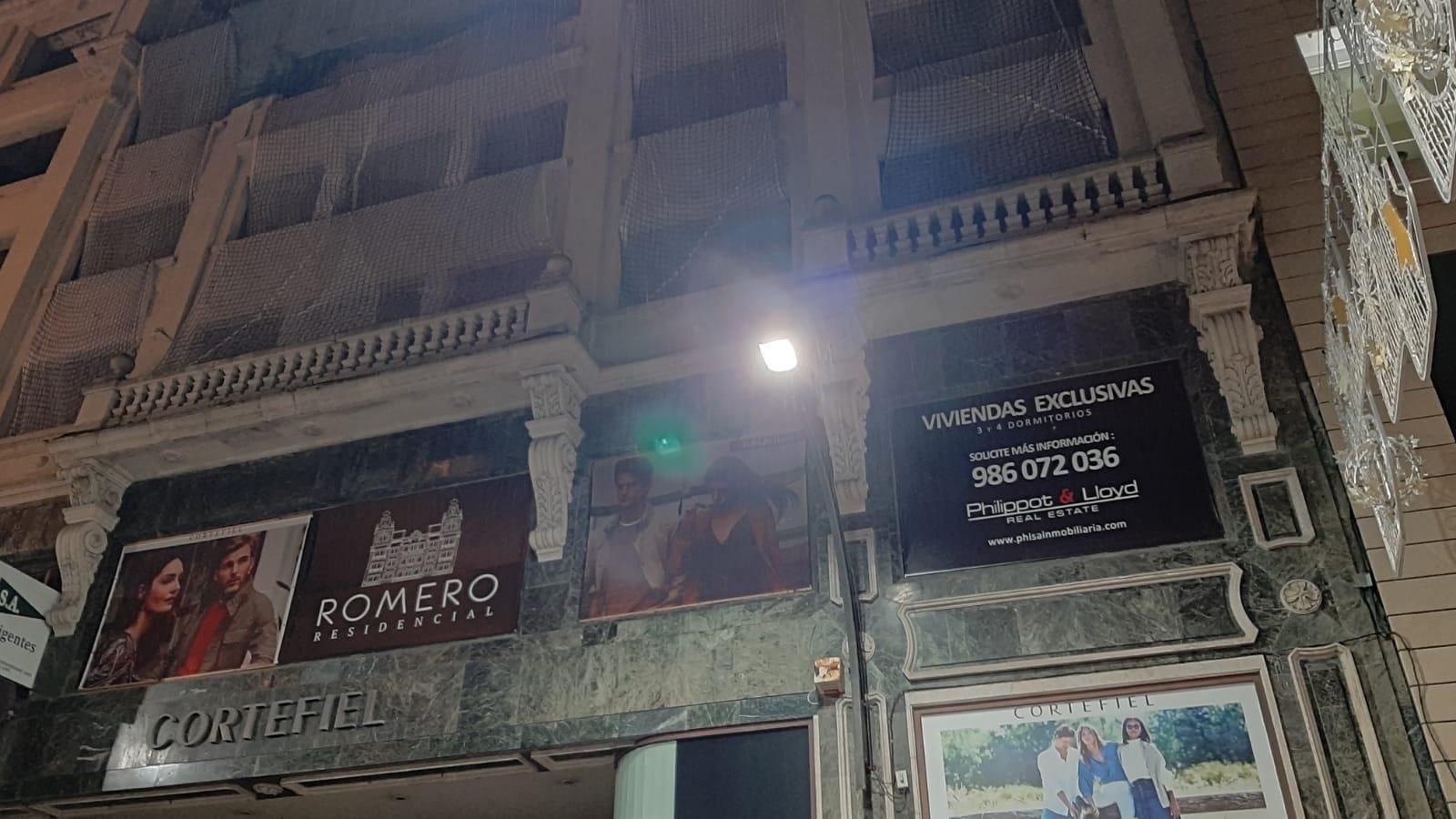 La bola de piedra que falta en uno de los balcones (a la dcha) es la que impactó sobre la peatonal del Príncipe.