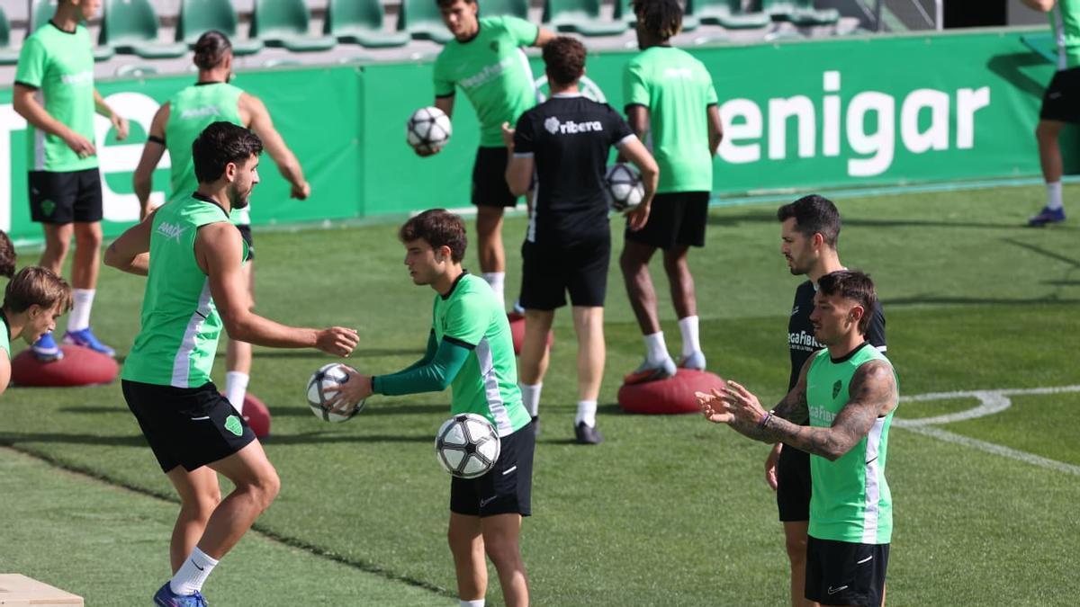 Entrenamiento del Elche en la previa del derbi contra el Valencia