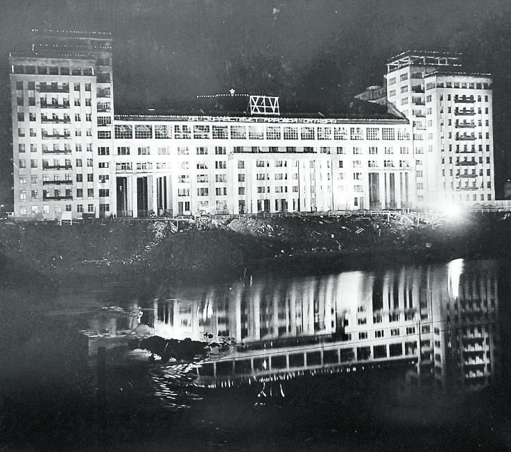 Las obras de la Casa del Gobierno, casi acabadas. La iluminación era para celebrar el XIV Aniversario de la Revolución en noviembre de 1931. Fotografía incluida en el libro “La casa eterna”, de Yuri Slezkine. | | EDITORIAL ACANTILADO