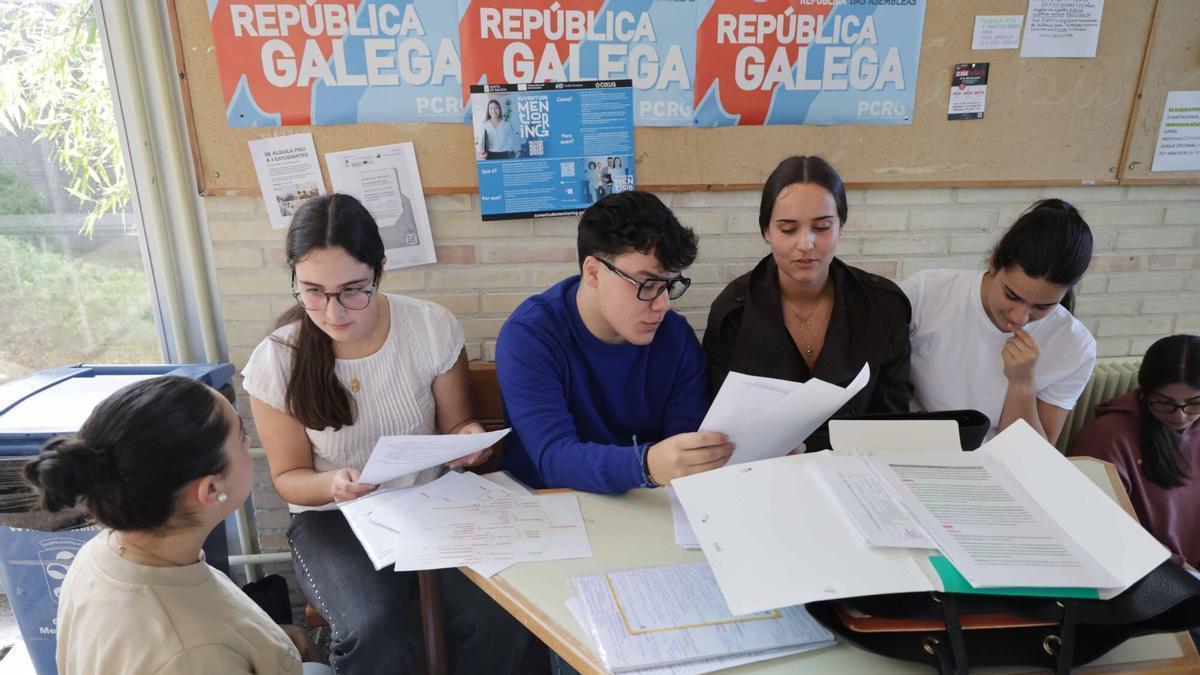 Exámenes de la Prueba de Acceso a la Universidad (PAU) en el campus de Vigo.