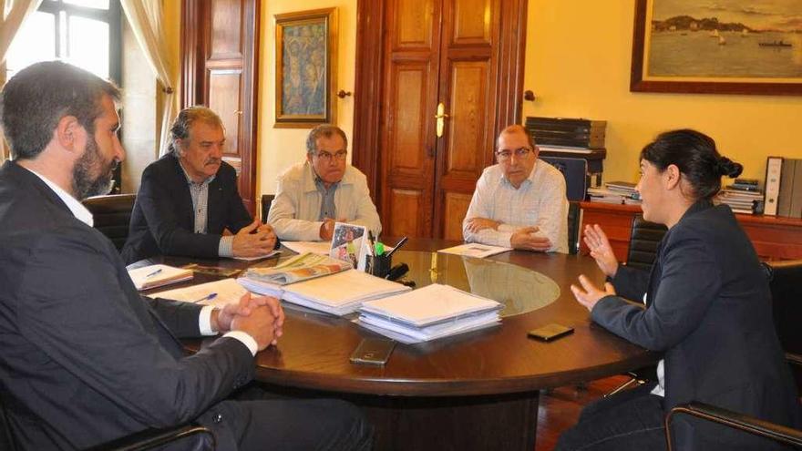 La reunión que tuvo lugar en la alcaldía de Vilagarcía ayer sobre la vía verde. // FdV