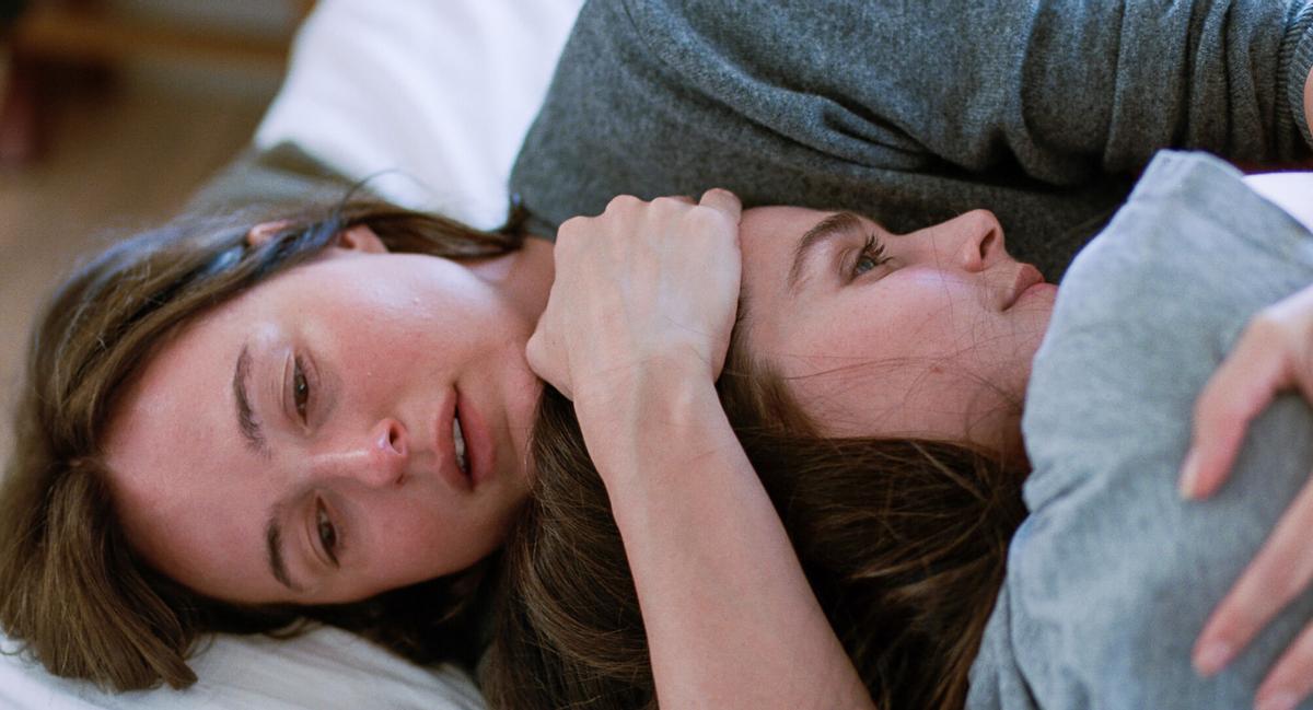 Las actrices Renate Reinsve (i) e Inga Ibsdotter Lilleaas en un fotograma de la película 'Valor sentimental', el último trabajo de Joachim Trier. El director noruego estrena este viernes en la gran pantalla esta cinta, aclamada en festivales, y la gran apuesta europea para la próxima edición de los Óscar con el que siente que está mostrando "un lado más vulnerable" de su faceta como cineasta.