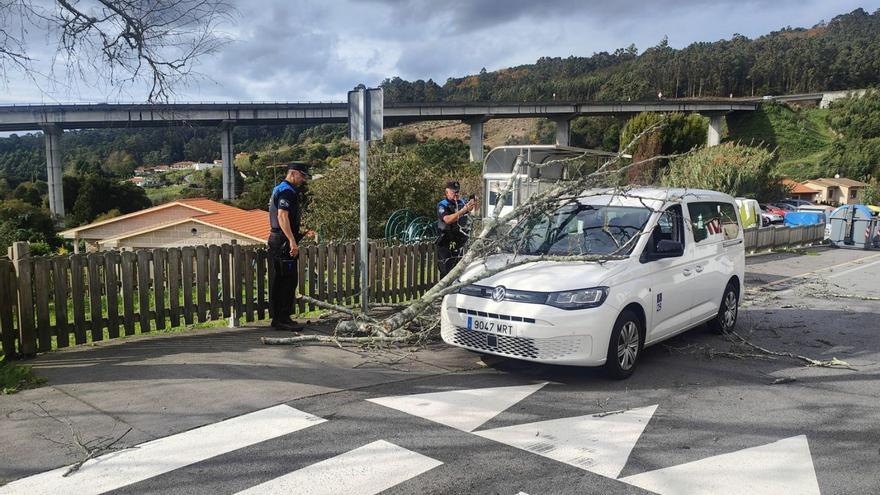 El temporal hunde O Con, suspende el barco a Vigo y arranca ramas que destrozan un taxi