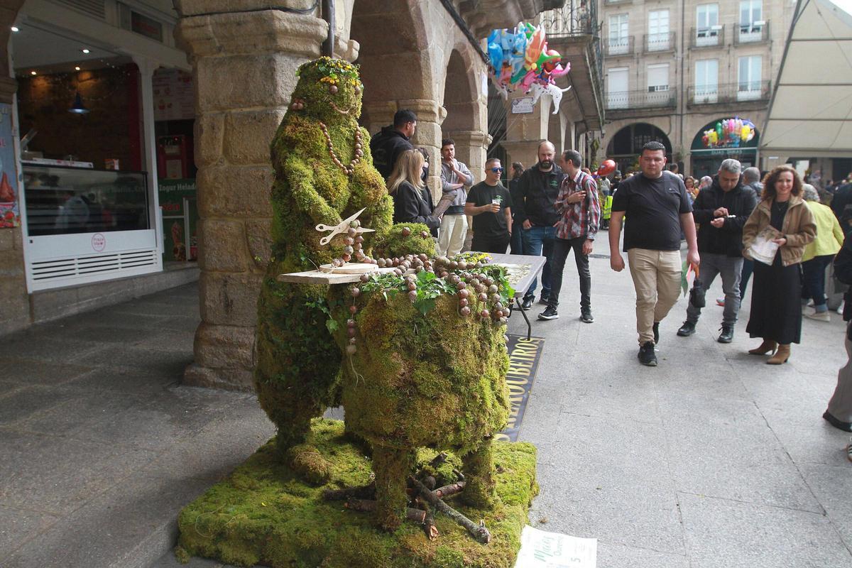 La estatua vegetal que representa a una pulpeira La estatua vegetal que representa a una pulpeira