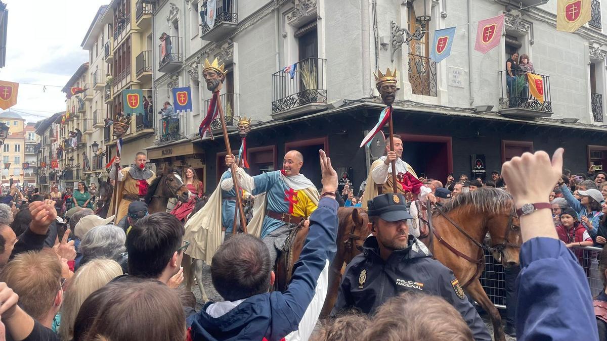 Entrada en Jaca del conde Aznar Galíndez, este viernes a mediodía.
