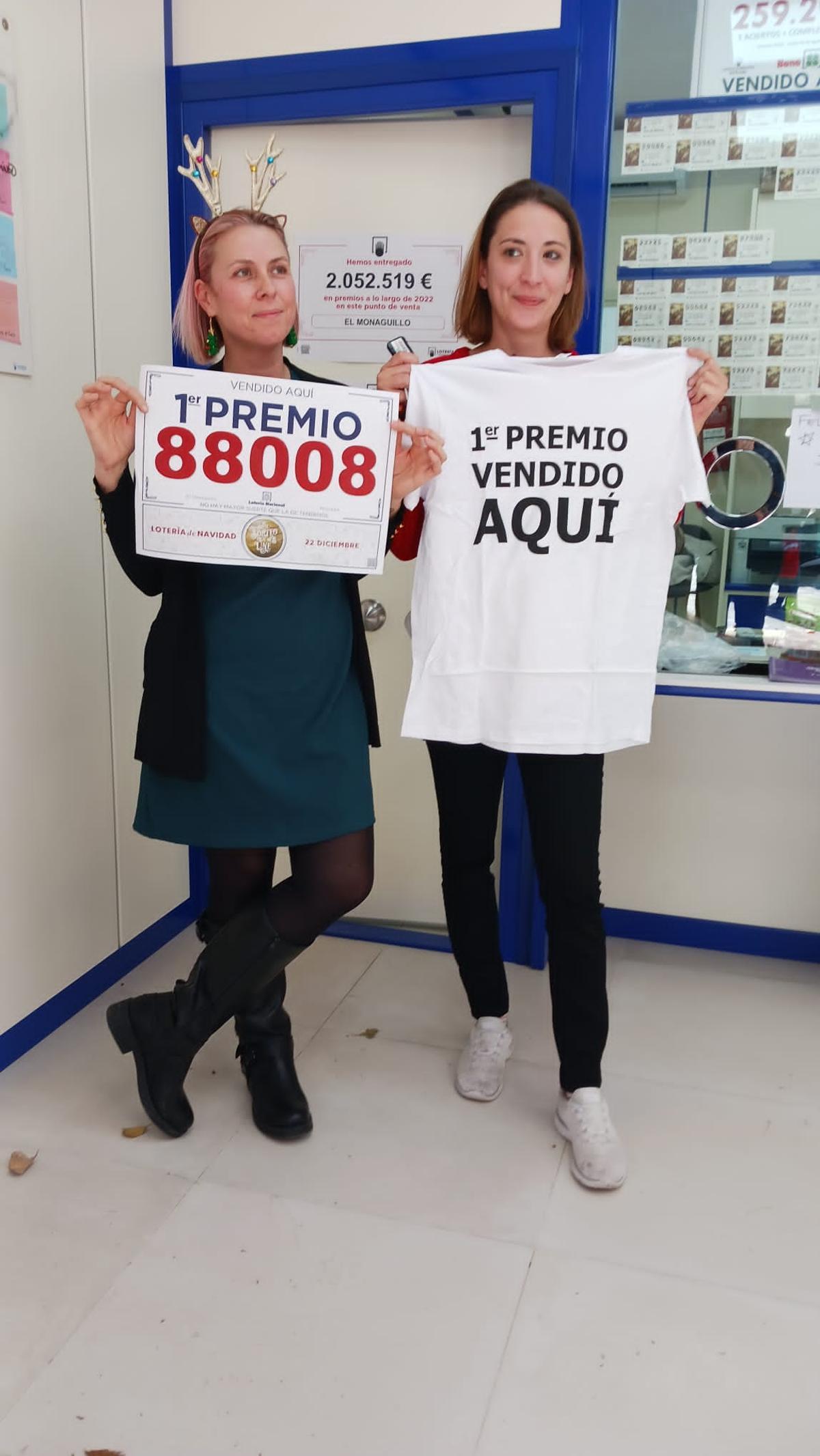 Las propietarias de la administración de Peguera celebran el Gordo de Navidad