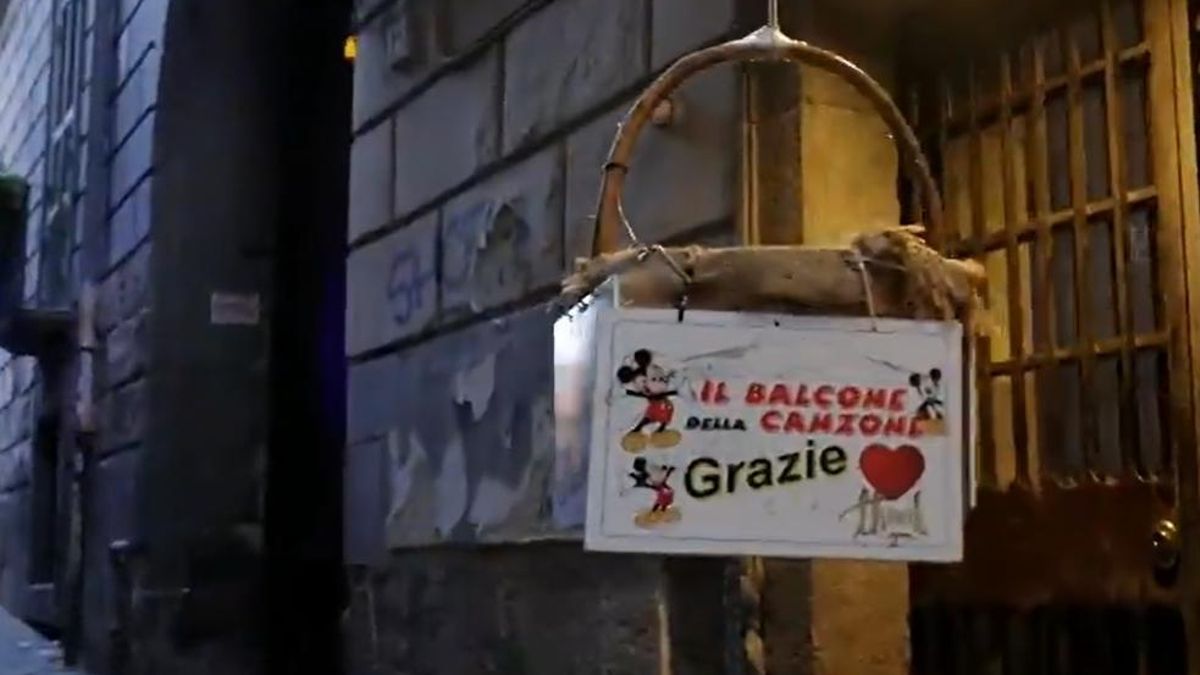 Pulcinella, el cantante de los balcones de Napolés, es grabado en directo por Telemadrid.