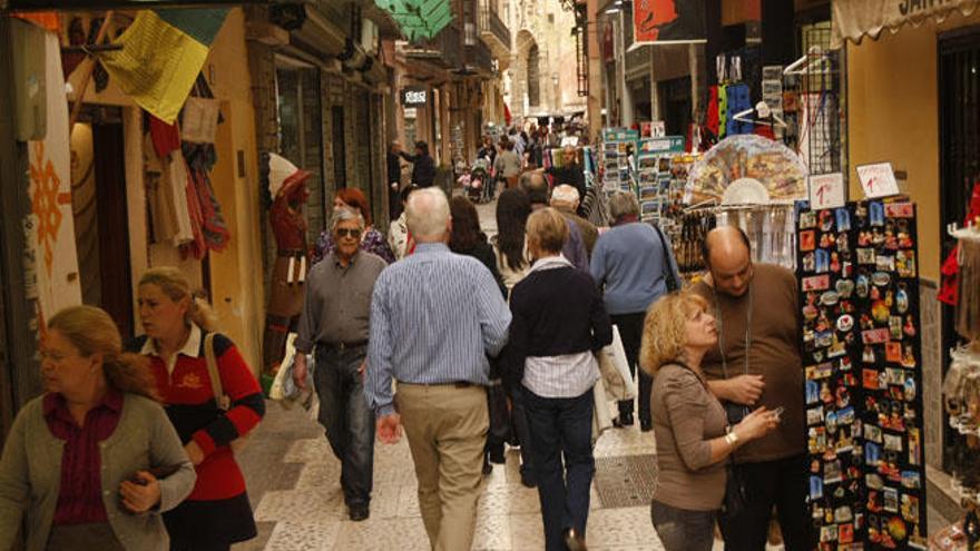 Turistas por la calle Santa María.