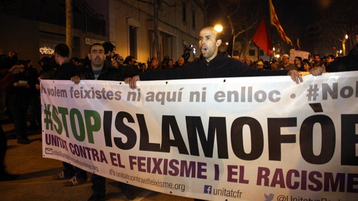 Manifestantes en la concentración de la plataforma Unitat contra el Feixisme i el Racisme llevando la pancarta.