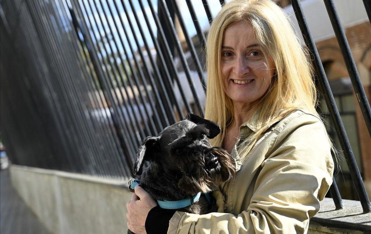 Natàlia Castro, con su perrita Foska.