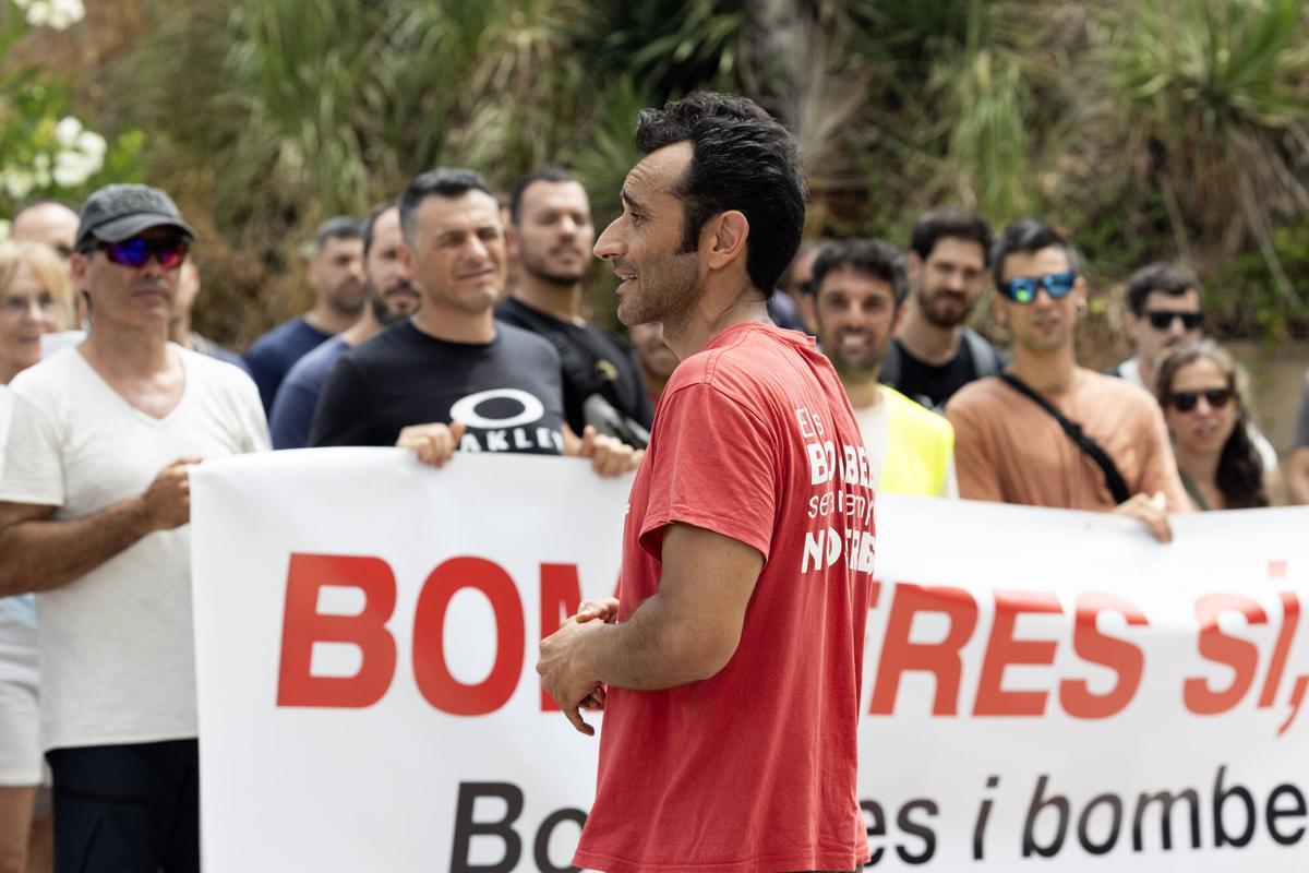 Manifestación de los Bomberos en la UAB, en contra del 40% de reserva de plazas para mujeres en Bombers de la Generalitat. UAB, Bellaterra, Barcelona, 19 de julio de 2025