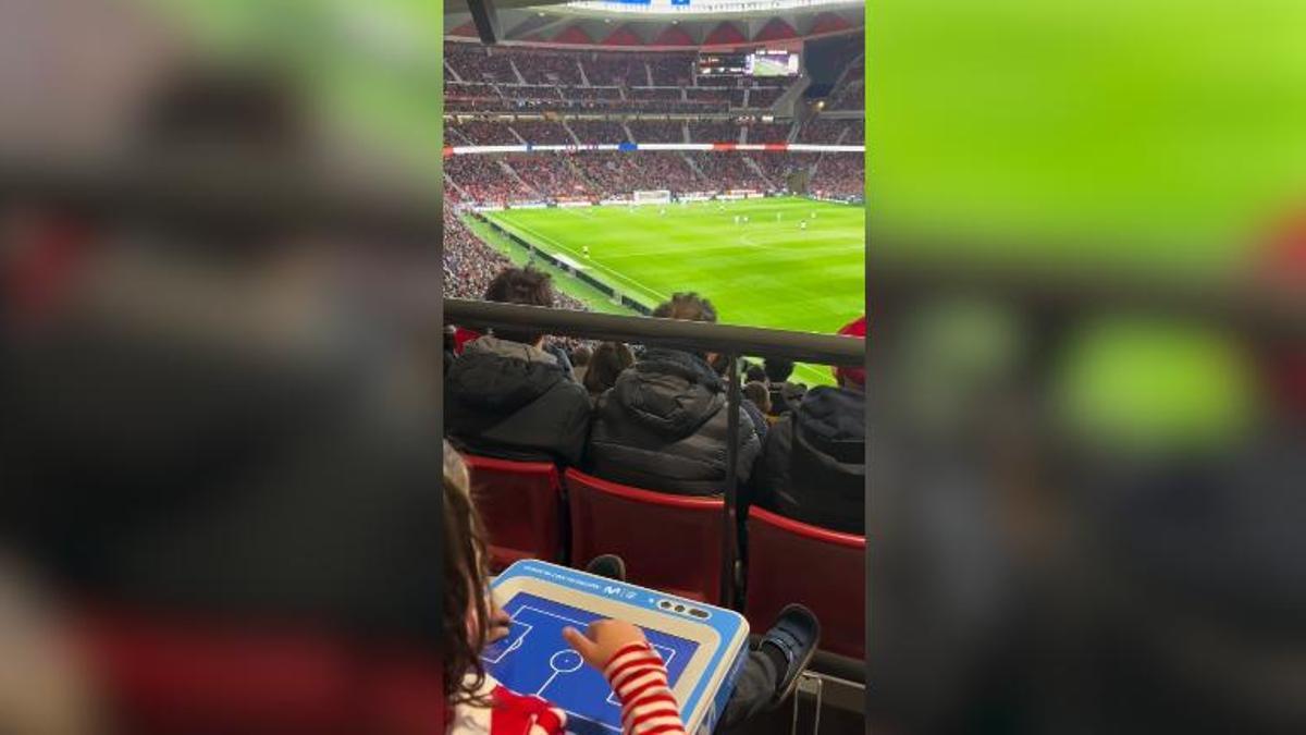 El conmovedor momento de Romeo, un niño con discapacidad visual, "viendo" el fútbol gracias a una tablet háptica